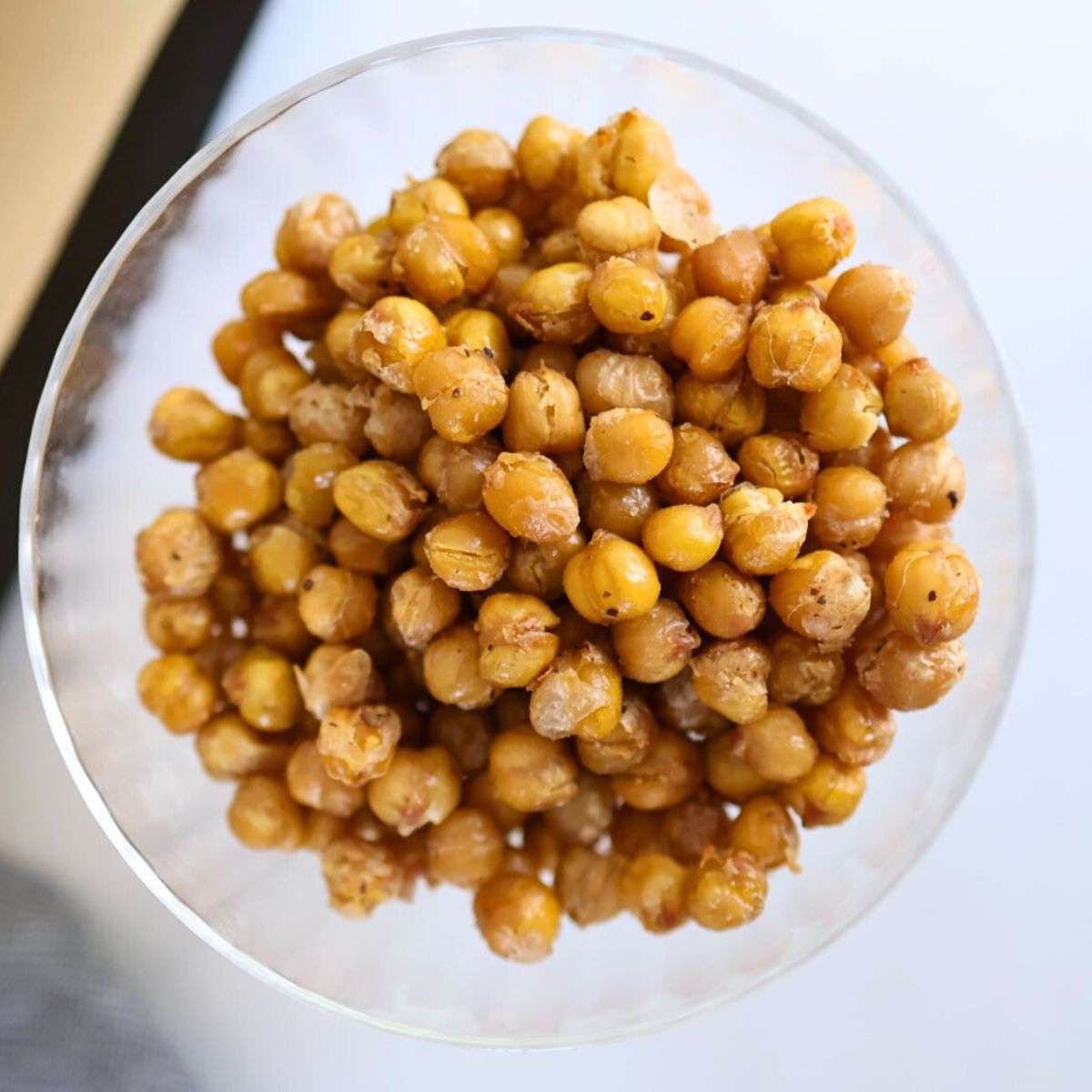 Read more about the article Crunchy Salt And Vinegar Roasted Chickpeas (Nut Free, Vegan)